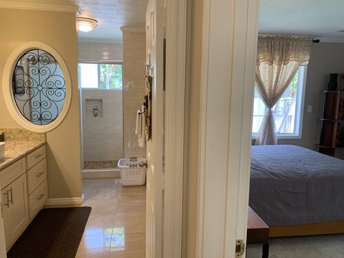 Spacious Home In Kahala That's Centrally Located w/AC, Pool, Lanai 3B Room/3Bath