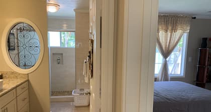 Spacious Home In Kahala That's Centrally Located w/AC, Pool, Lanai 3B Room/3Bath