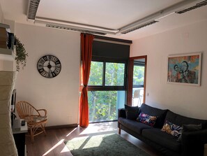 Télévision, lecteur de DVD, livres, chaîne hi-fi