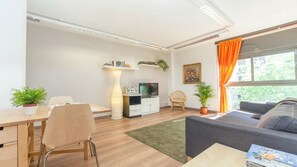 電視、DVD 播放機、書籍、音響