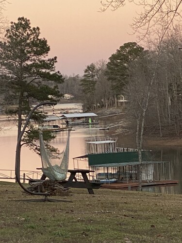 333 is 5 minutes from the dam with boat launch and tritoon boat for rent.