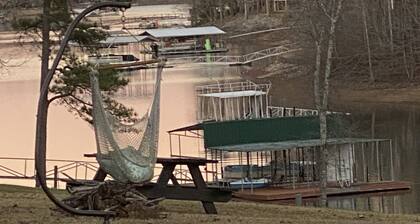333 is 5 minutes from the dam with boat launch and tritoon boat for rent.