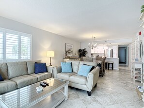 Smart-tv, een dvd-speler, boeken en een stereo