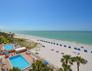 Accommodatie ligt op het strand, ligstoelen, strandlakens
