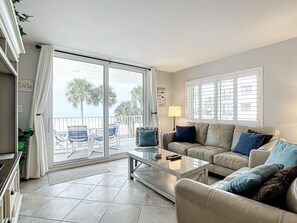 Smart-tv, een dvd-speler, boeken en een stereo