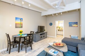 Smart TV, DVD player - #A Updated 2 bed, 1 block to Beach, Esplanade, Riviera Village shopping! (Redondo Beach)