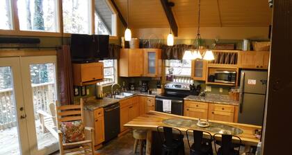 ECHO PLACE. A cozy Family Base Camp for Hiking, Skiing, and Area Exploration!