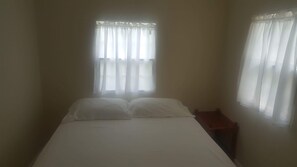 2 makuuhuonetta, silitysrauta/-lauta, ilmainen Wi-Fi, vuodevaatteet