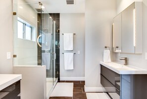 Combinació de dutxa i banyera, assecador de cabells, tovalloles i sabó 