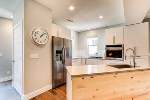 Køleskab, mikrobølgeovn, ovn, kogeplade