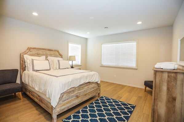 2 habitaciones, tabla de planchar con plancha, wifi y ropa de cama 
