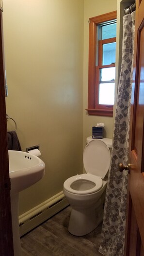 Shower, hair dryer, towels, shampoo - Burlington Home - great location to everything! (Burlington)