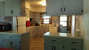 Een koelkast, een magnetron, een oven, een kookplaat