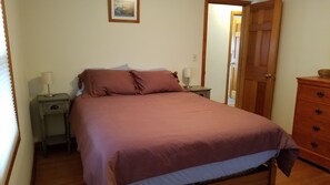4 bedrooms, iron/ironing board, WiFi, bed sheets - Burlington Home - great location to everything! (Burlington)