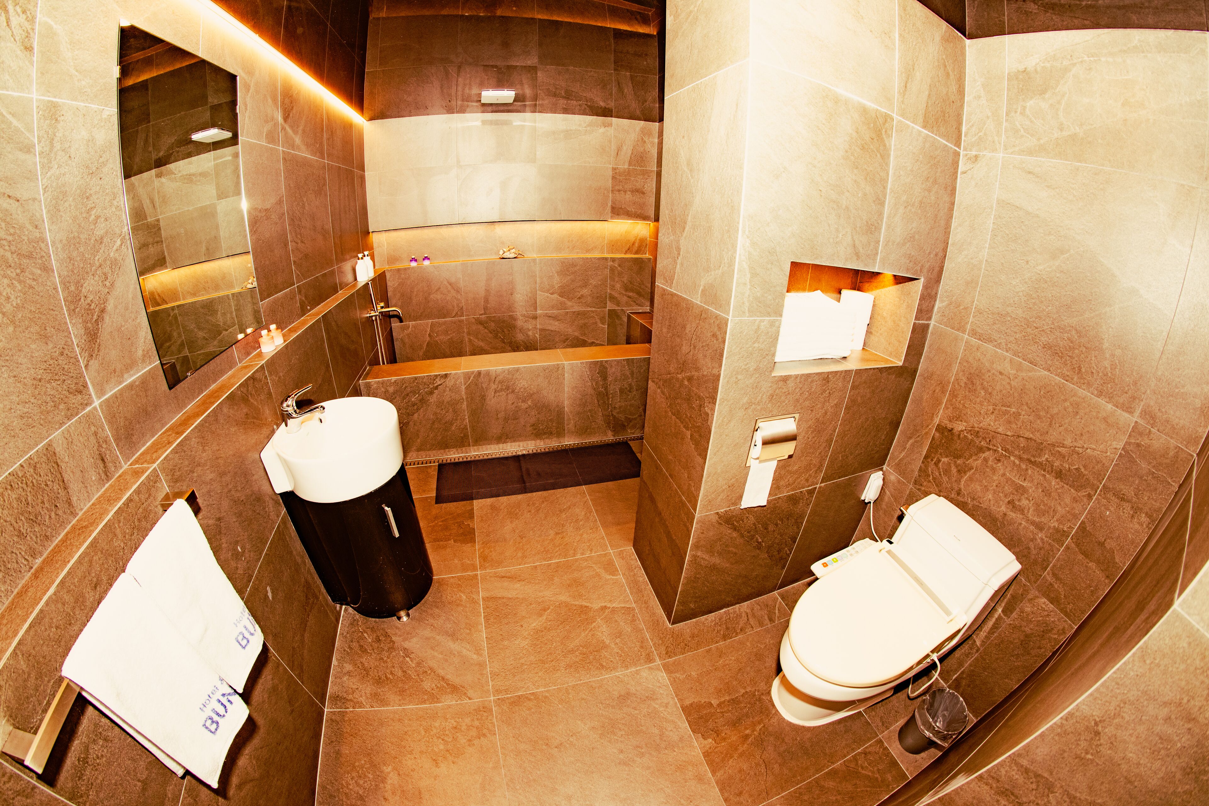Un baño moderno con bañera, inodoro y lavamanos.