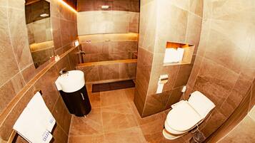 Un baño moderno con bañera, inodoro y lavamanos.