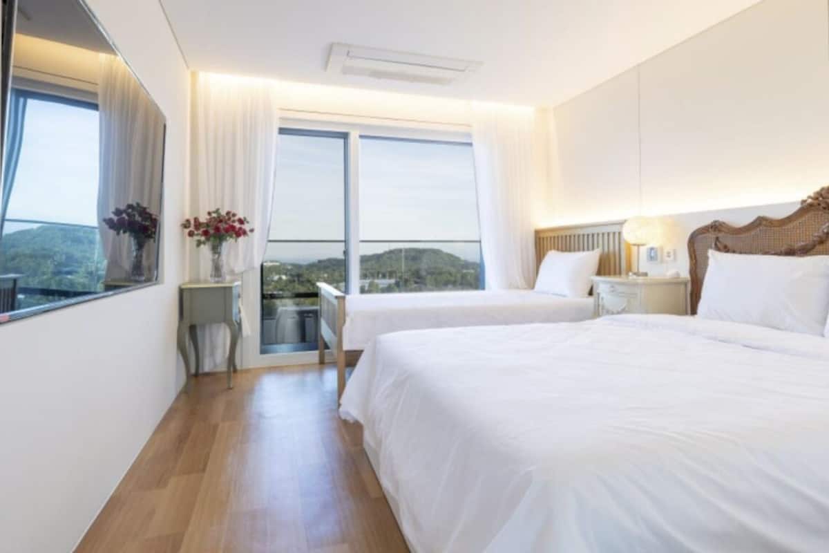 Deluxe Twin Ocean View | 客室ごとに異なる装飾、客室ごとに異なるインテリア、遮光カーテン、WiFi (無料)