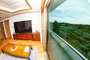 Decoración personalizada, muebles diferentes y cortinas blackout