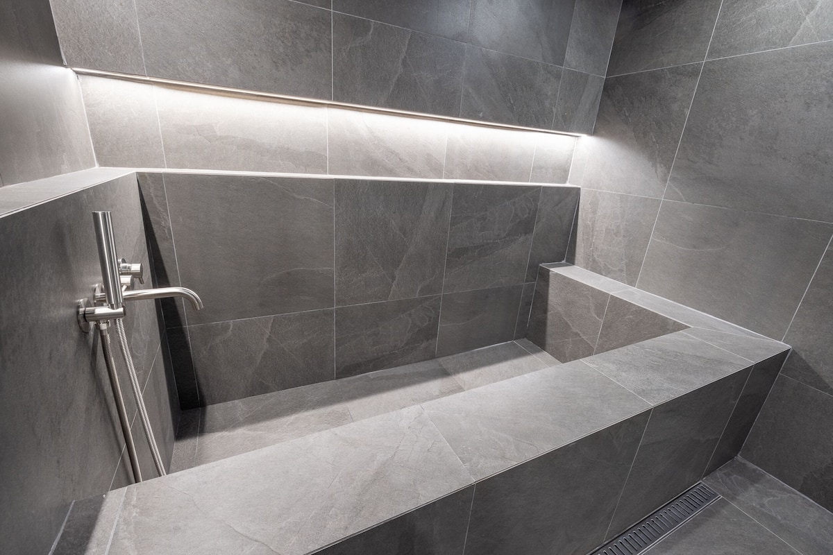 Superior Twin Room | Baño | Regadera, amenidades de baño gratuitas, secadora de cabello, toallas