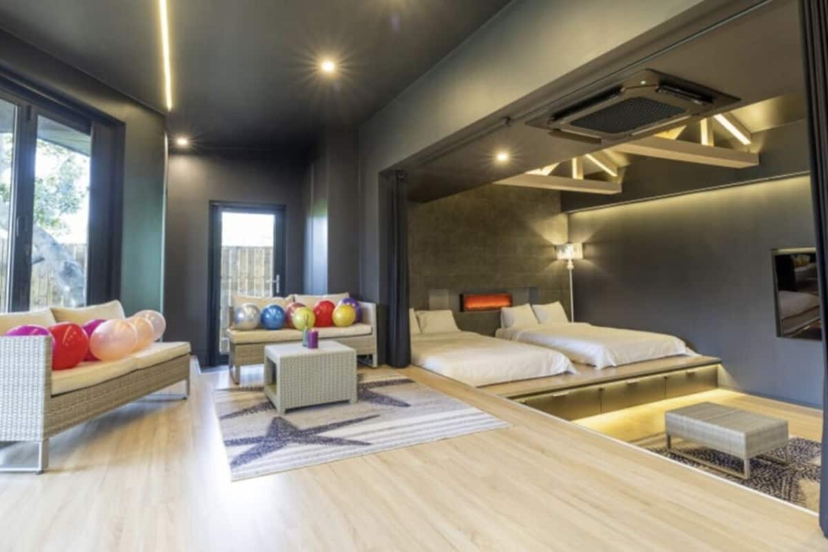 Private Bunker | 客室ごとに異なる装飾、客室ごとに異なるインテリア、遮光カーテン、WiFi (無料)