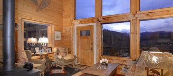 Uusi vuokraus! 5 makuuhuoneen kotiin Shuttle Route! Uusi poreallas! Vuodepaikkoja 10!