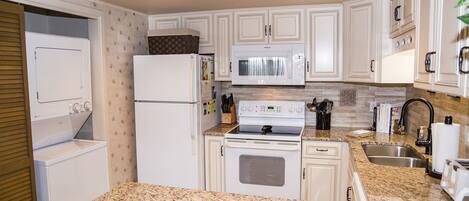 Een koelkast, een magnetron, een oven, een kookplaat