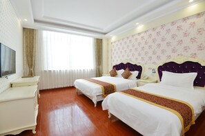 Kamar Triple Mewah, Beberapa Tempat Tidur, Bebas Asap Rokok | Meja kerja, tirai kedap cahaya, Wi-Fi gratis, dan seprai linen