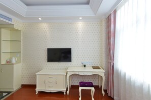 Escrivaninha, cortinas blackout, Wi-Fi de cortesia, roupa de cama