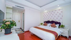 Quarto casal luxo, 1 cama King, acessível, para não fumantes | Escrivaninha, cortinas blackout, Wi-Fi de cortesia, roupa de cama