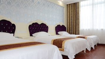 Kamar Triple Mewah, 3 Tempat Tidur Twin, akses difabel, Bebas Asap Rokok | Meja kerja, tirai kedap cahaya, Wi-Fi gratis, dan seprai linen