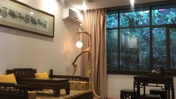 Family Suite | Blackout drapes, free WiFi