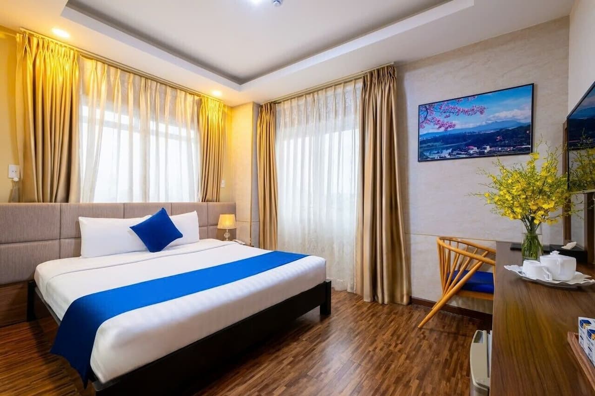 Deluxe tweepersoonskamer, 1 queensize bed | Een minibar, een bureau, verduisterende gordijnen, geluiddichte muren