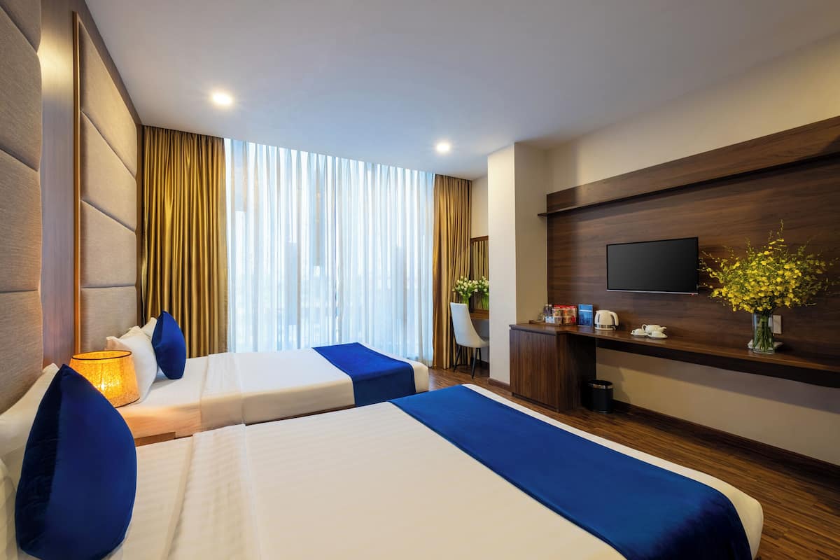 Deluxe Twin kamer | Een minibar, een bureau, verduisterende gordijnen, geluiddichte muren