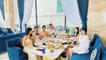 Se sirven desayunos y cocina local