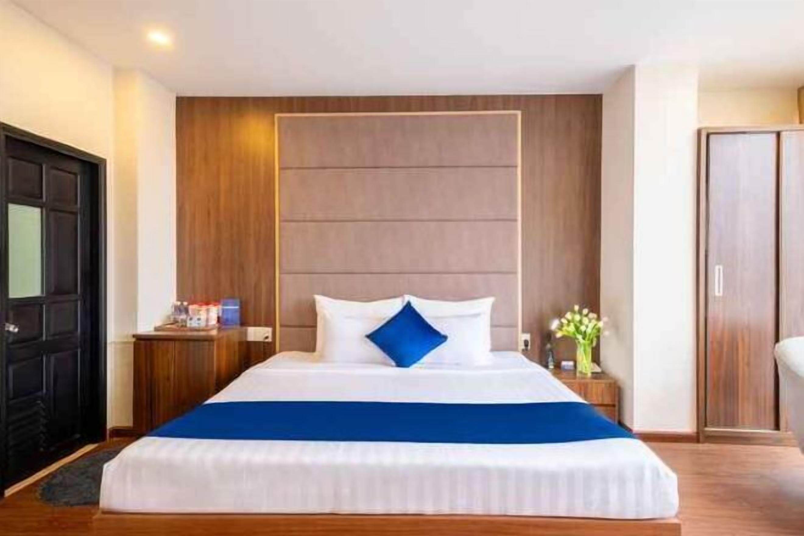 Minibaari, työpöytä, pimennysverhot, äänieristys