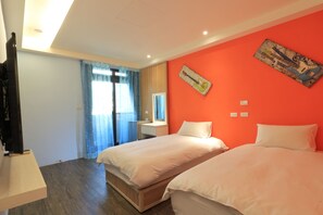 Desk, soundproofing, free WiFi, bed sheets - Amir Train Station and Elevator B&B (Hualien City)