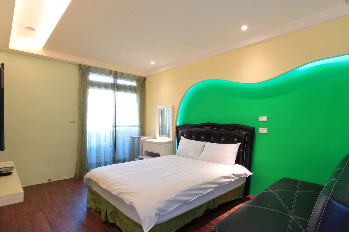 Escritorio, insonorización, wifi gratis y ropa de cama