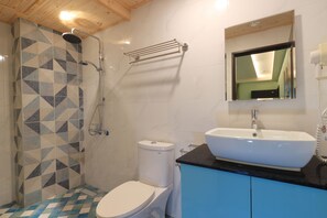 Bathroom shower - Amir Train Station and Elevator B&B (Hualien City)