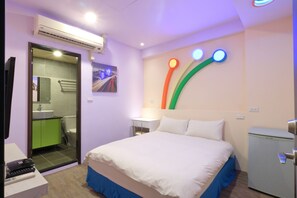 Desk, soundproofing, free WiFi, bed sheets - Amir Train Station and Elevator B&B (Hualien City)