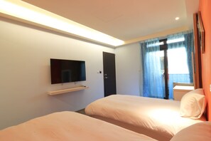 Desk, soundproofing, free WiFi, bed sheets - Amir Train Station and Elevator B&B (Hualien City)