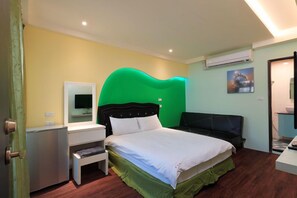 Escritorio, sistema de insonorización, wifi gratis y ropa de cama 