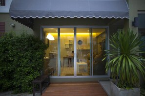 Property entrance - The Suvarnabhumi Apartment (Bang Phli)