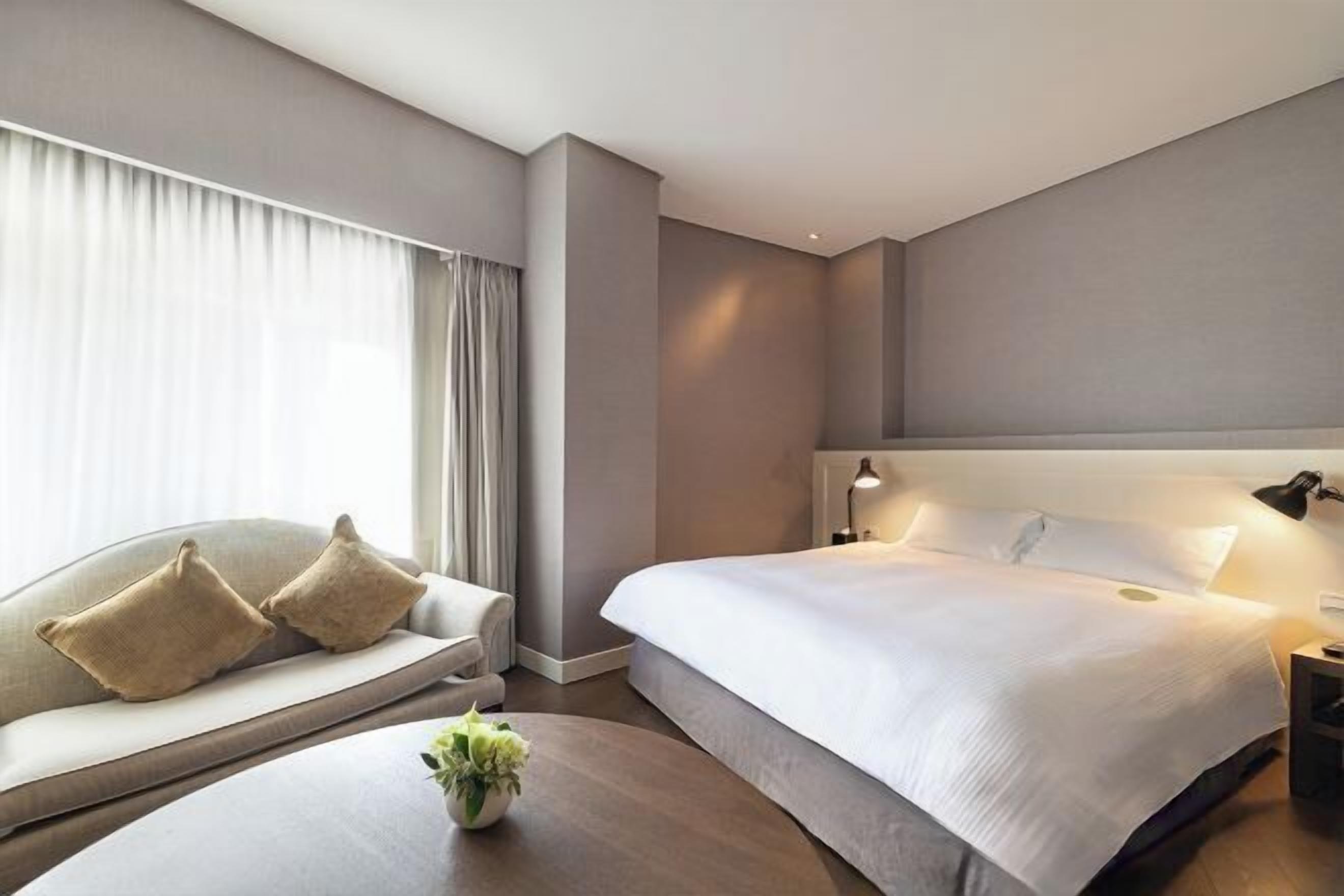 Premium bedding, down comforters, in-room safe, blackout drapes