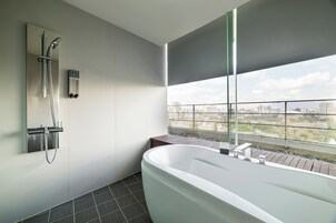 Exclusieve driepersoonskamer | Badkamer | Een haardroger, handdoeken, zeep, shampoo