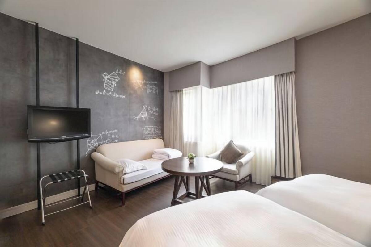Premium bedding, down duvets, in-room safe, blackout curtains
