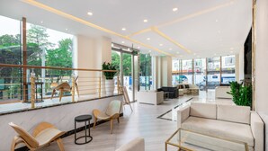 A modern lobby with seating areas, large windows, and a view of the outside. - GOLDEN CENTRAL SERVICED RESIDENCE SHENZHEN (UPPER HILLS) (Shenzhen)