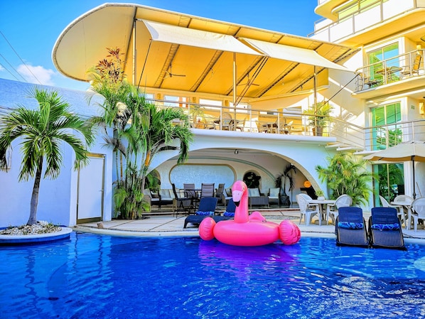 Außenpool, Sonnenschirme, Liegestühle