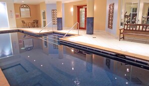 Kolam renang indoor dan kolam renang outdoor, dengan kursi berjemur