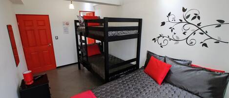 Firemannsrom – standard, flere senger, ikke-røyk | Blendingsgardiner, strykejern/-brett, wi-fi (inkludert) og sengetøy