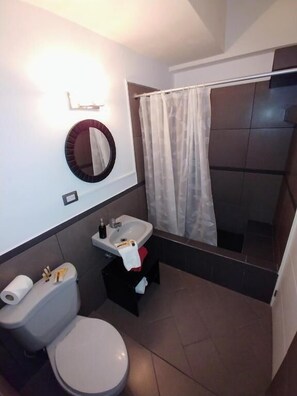 Shower, free toiletries, towels - Cayalito Apart (Guatemala City)